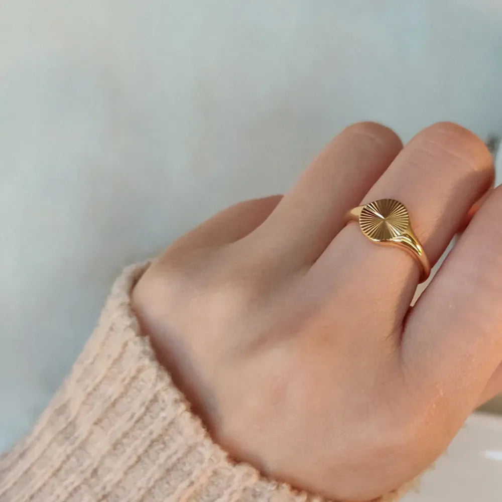 Dainty Rays Ring for Her - Dagger & Diamond